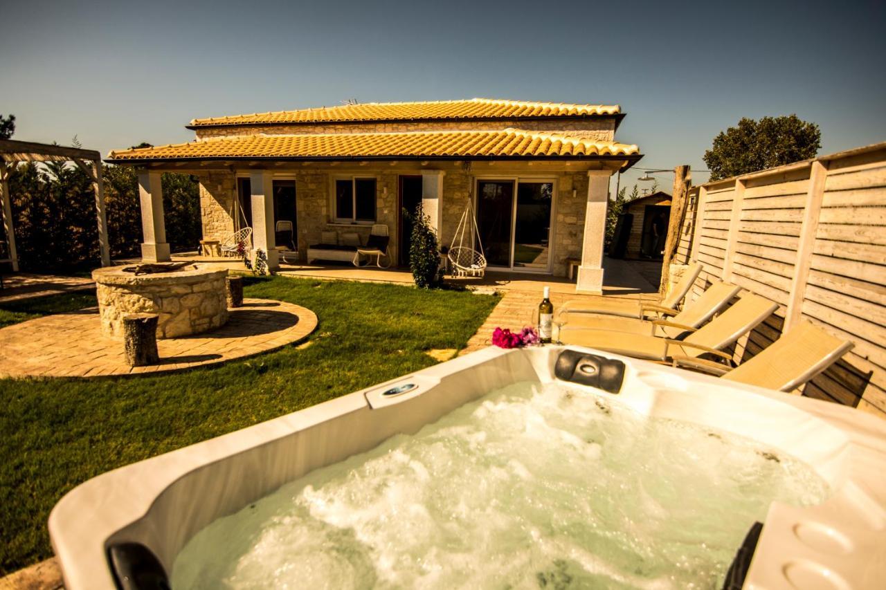 Villa Estia - Private Jacuzzi Next To The Beach Агиос Георгиос Екстериор снимка